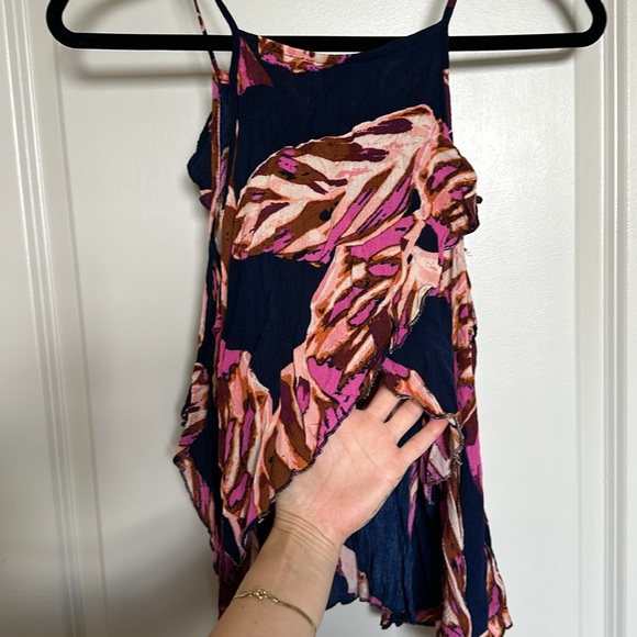 Floral flowy tank with partially open back - small - Picture 3 of 4
